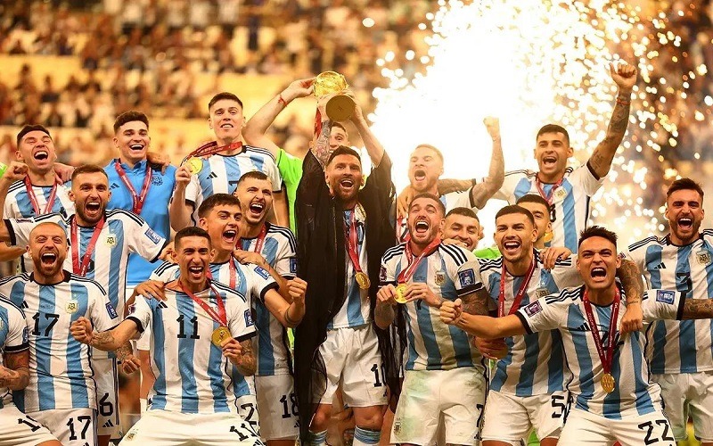 Lionel Messi nâng cao chiếc cúp World Cup 2022 cùng đội tuyển Argentina sau trận chung kết lịch sử.