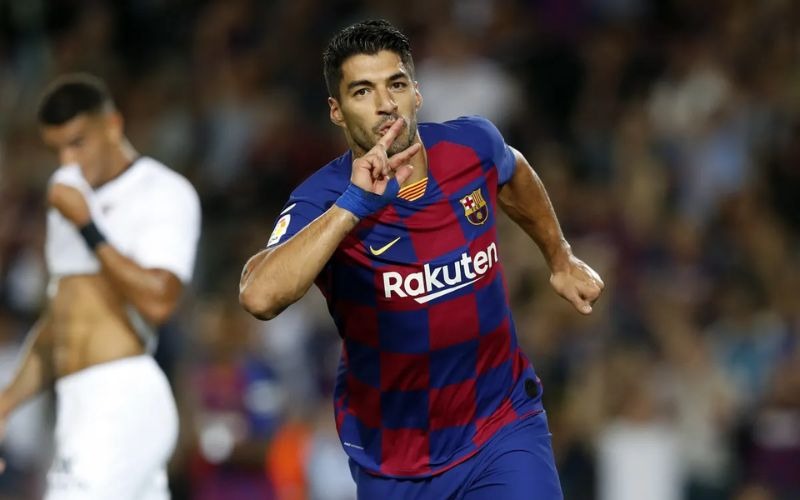 Luis Suárez không chỉ nổi bật bởi số bàn thắng, mà còn bởi cá tính mạnh mẽ và tinh thần thi đấu không khoan nhượng 