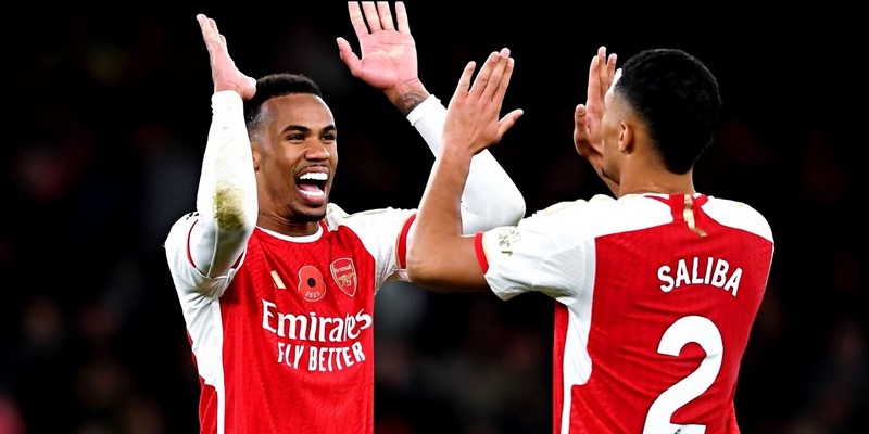 Saliba và Gabriel tạo nên cặp trung vệ giàu sức mạnh của Arsenal